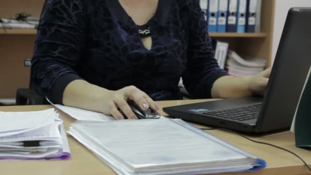 Mujer escribiendo en el ordenador portátil en el lugar de trabajo teclado de mano de oficina — Vídeos de Stock