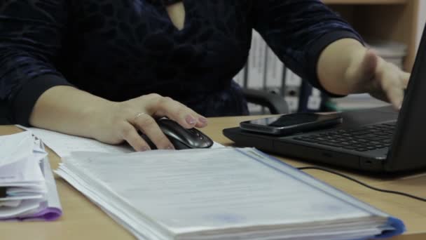 Donna digitando sul computer portatile sul posto di lavoro tastiera ufficio mano — Video Stock