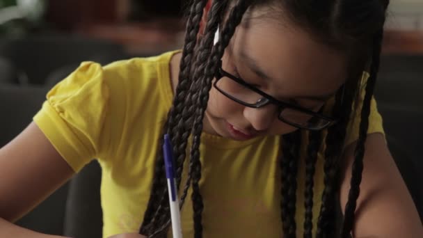 Κορίτσι με μακριά μαλλιά που εργάζονται στη βιβλιοθήκη του σχολείου. — Αρχείο Βίντεο