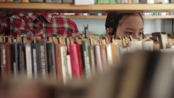 Ragazza con i capelli lunghi che lavora nella biblioteca della scuola . — Video Stock