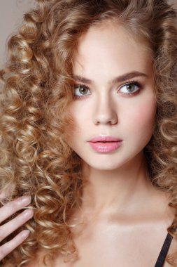 Güzellik kıvırcık saçlar ile genç ve güzel kadın portresi yüksek açı