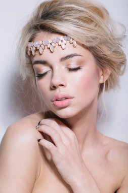 Güzel kadın düğün Model beyaz arka plan üzerinde izole portresi. Reklam ve ticari tasarım. Saç modeli