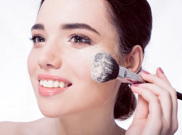 Detailní portrét ženy použití suché kosmetické make-up kartáčem. — Stock fotografie