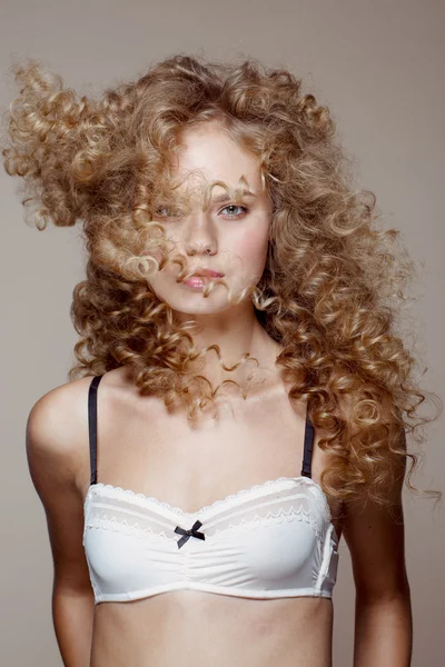 Hög vinkel porträtt av den ganska ung kvinnan med skönhet lockigt hår — Stockfoto