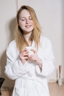 Çekici, gülümseyen bir kadının portresi.