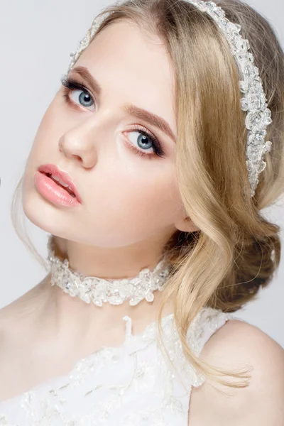 若くて美しい肖像画ファッション白い背景で隔離の花嫁. — ストック写真