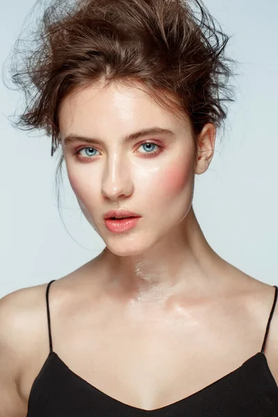 驚くべき女性顔の若い美しい健康な皮膚肖像画 — ストック写真
