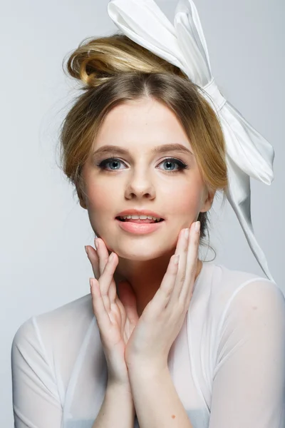 Porträtt av unga vackra brud med naturlig skönhet, naken makeup, stor vit rosett i håret — Stockfoto