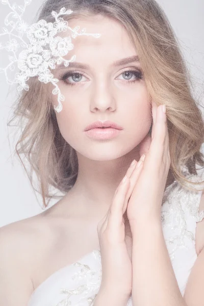 Porträtt av vackra unga mode brud isolerad på vit bakgrund. — Stockfoto