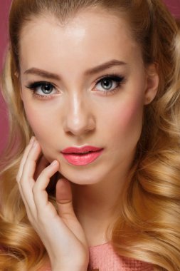 Güzel sarışın kız. Sağlıklı uzun kıvırcık Hair.Pink elbise