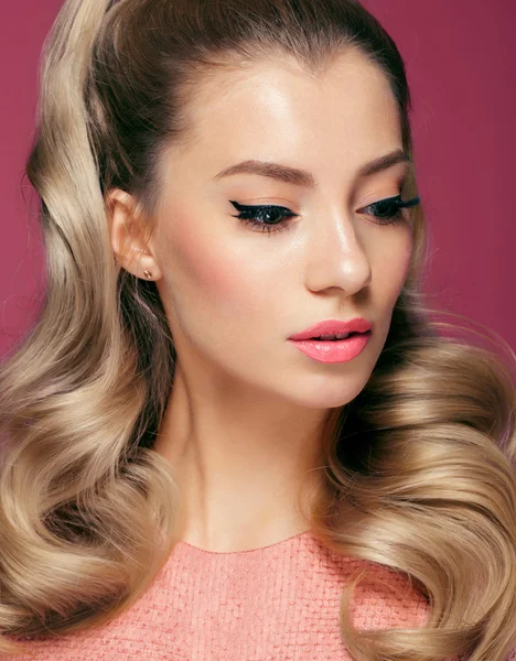 Krásná blondýnka. Zdravé dlouhé kudrnaté Hair.Pink šaty — Stock fotografie
