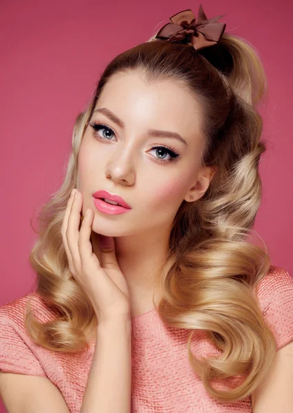 Bella ragazza bionda. Capelli ricci lunghi sani.Abito rosa — Foto Stock