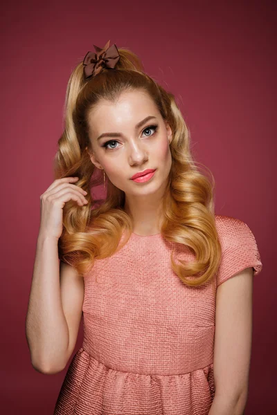 美しいブロンドの女の子。健康の長い巻き毛の Hair.Pink ドレス — ストック写真