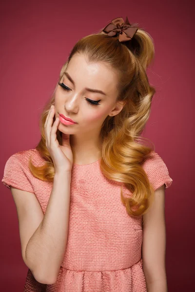 Vacker blond flicka. Friska långa lockiga Hair.Pink klänning — Stockfoto