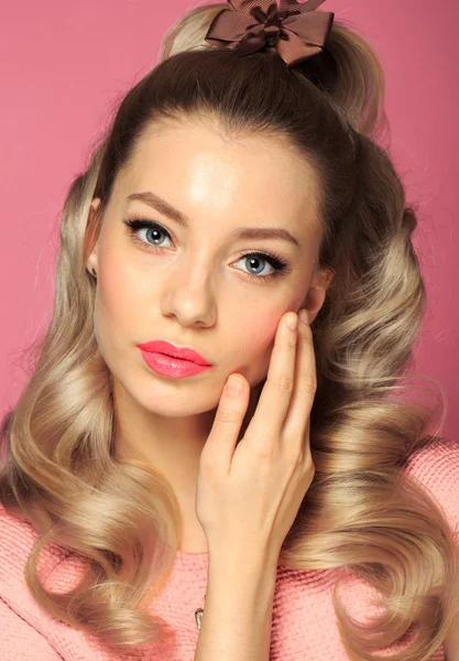 Vacker blond flicka. Friska långa lockiga Hair.Pink klänning — Stockfoto