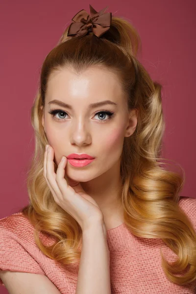 Vacker blond flicka. Friska långa lockiga Hair.Pink klänning — Stockfoto