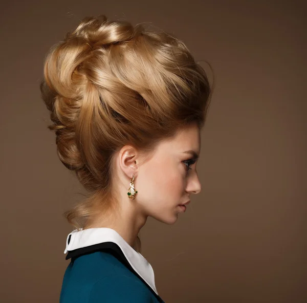 Vacker kvinna ansikte nära håll studio med höjd frisyr — Stockfoto
