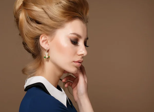 Piękna kobieta twarzy z bliska studio z hight fryzurę — Zdjęcie stockowe