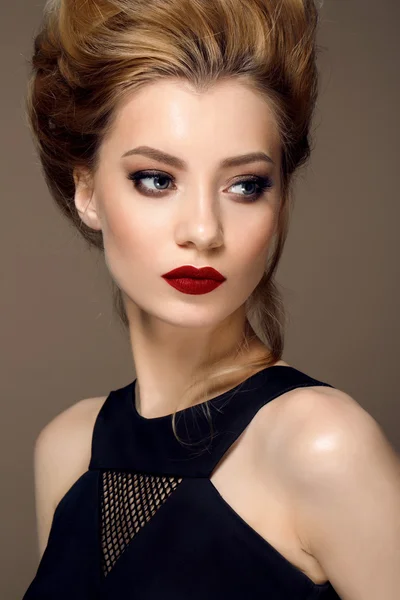 Närbild porträtt av vacker modell med ljusa läppar. Shooted på biege bakgrund — Stockfoto