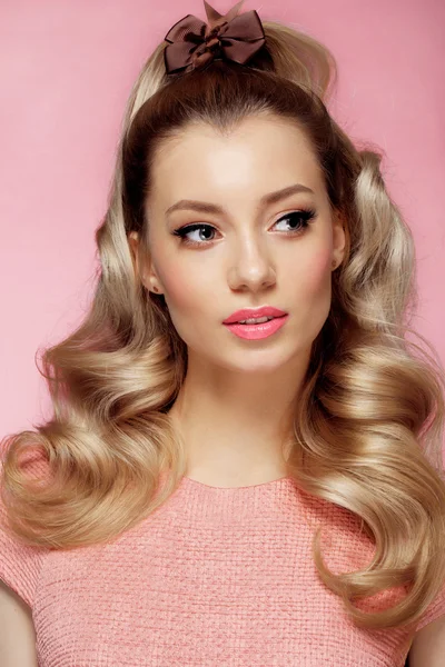 Beautiful Blonde Girl. Healthy Long Curly Hair.Pink dress — Stock Photo, Image