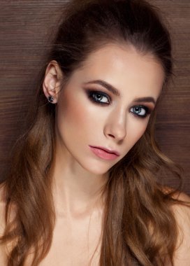 moda stüdyo zarif saç modeli olan güzel kadın portresi