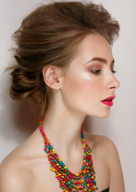 moda stüdyo zarif saç modeli olan güzel kadın portresi