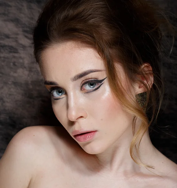 Moda stüdyo zarif saç modeli olan güzel kadın portresi — Stok fotoğraf