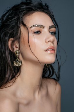 Islak saç güzellik Grey ile seksi esmer kadın