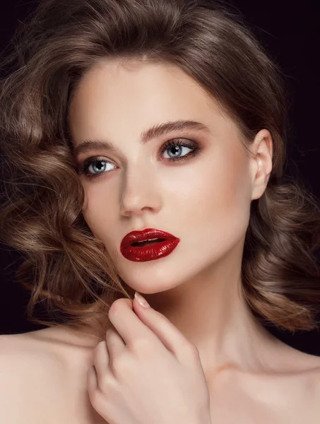 Vacker kvinna ansikte nära håll studio med röda läppar och curl håret — Stockfoto