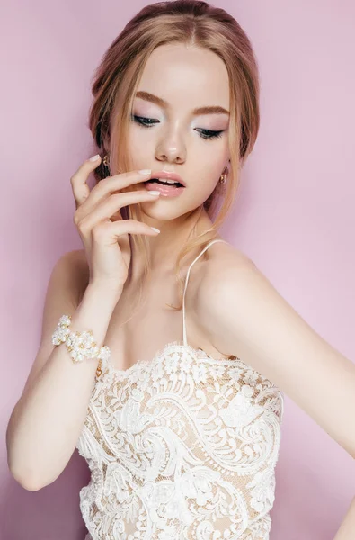 Porträtt av vacker ung mode sexig brud isolerad. Smycken och lyx - Bröllop Style — Stockfoto