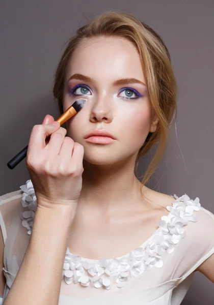 Makeup. Make-up Applying closeup. Cosmetic Powder Brush for Make up. Perfect Skin. Nude Lipstick. Isolated on a rey Background. Makeover — Stock Photo, Image