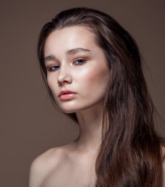 muhteşem mükemmel cilt closeup ile güzel bir genç kadın portresi