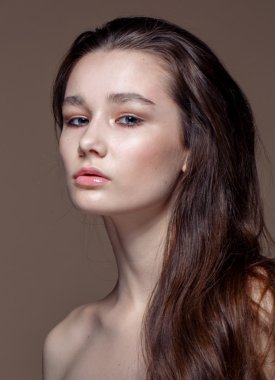 muhteşem mükemmel cilt closeup ile güzel bir genç kadın portresi