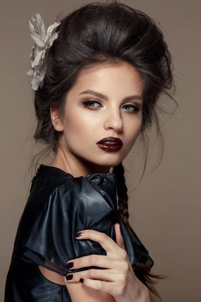 Portrait of young beautiful woman in leather black  dress with natural beauty, nude makeup, hairstyle — Stockfoto