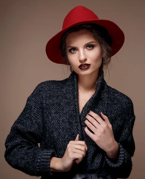 Портретна модель гламуру в капелюсі та пальто, професійний макіяж — стокове фото