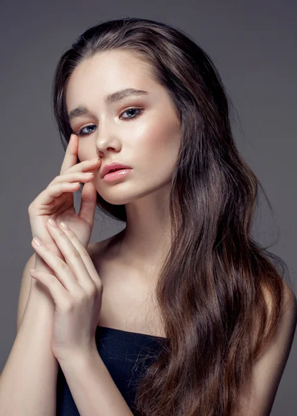 muhteşem mükemmel cilt closeup ile güzel bir genç kadın portresi