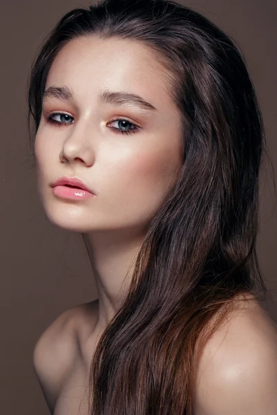 Egy gyönyörű fiatal nő, tökéletes bőr Vértes csodálatos portréja — Stock Fotó