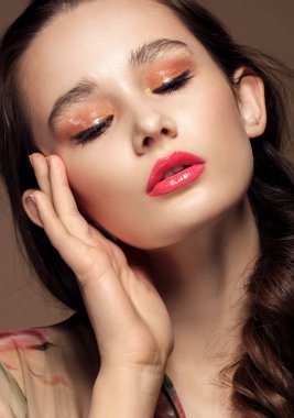 muhteşem mükemmel cilt closeup ile güzel bir genç kadın portresi