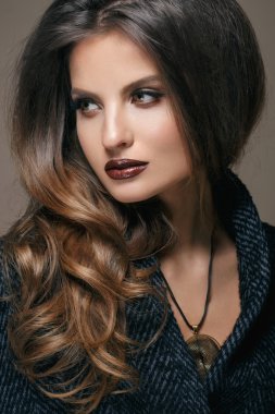 Güzel bir genç kadın yüz profesyonel makyaj, koyu kırmızı dudaklar ile