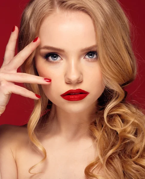 Bellissimo viso di una modella con gli occhi azzurri.Capelli ricci. Labbra rosse. Ritratto studio . — Foto Stock