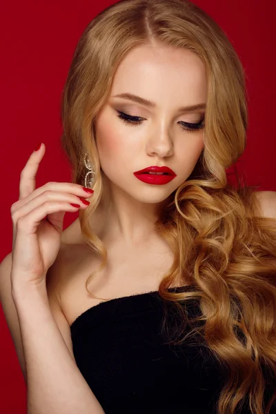 Bellissimo viso di una modella con gli occhi azzurri.Capelli ricci. Labbra rosse. Ritratto studio . — Foto Stock