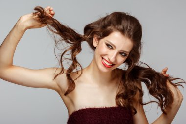 arka plan üzerinde komik tatlı gülümseyen kadın