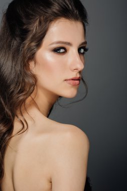 Güzel esmer kadın portresi