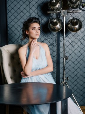 Vintage konumda elbiseli esmer kadın moda