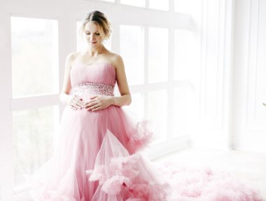 Güzel pembe muhteşem içinde hamile kadın