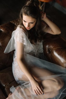 Vintage konumda elbiseli esmer kadın moda