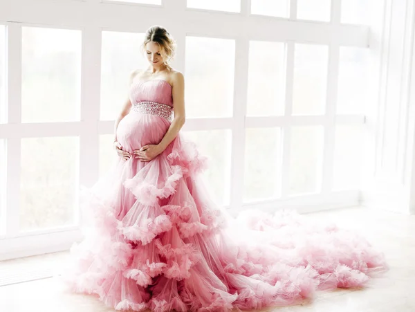 Güzel pembe muhteşem içinde hamile kadın — Stok fotoğraf