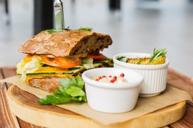 taze sebze ile sandviç