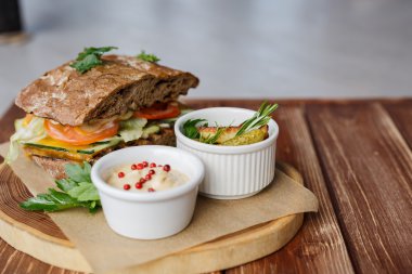 taze sebze ile sandviç