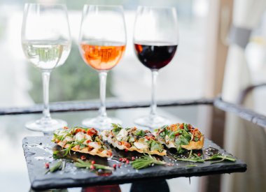 Közlenmiş domates, mozzarella peyniri ve otlar ile İtalyan bruschetta